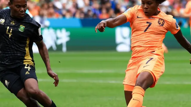 Lineth Beerensteyn, jugadora de la selección de Países Bajos, dispara para marcar el segundo gol contra Sudáfrica en el Sydney Football Stadium