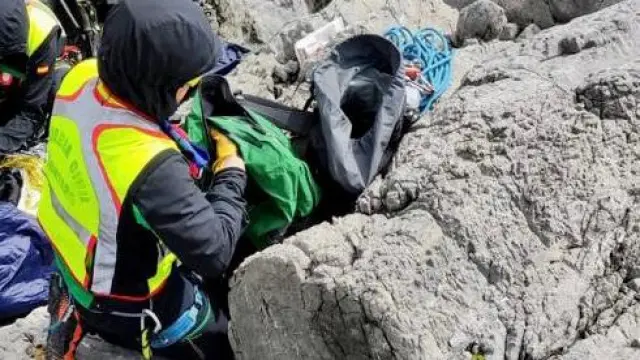 Rescate de la Guardia Civil en el pico Punta las Olas de una montañera con síntomas de hipotermia.