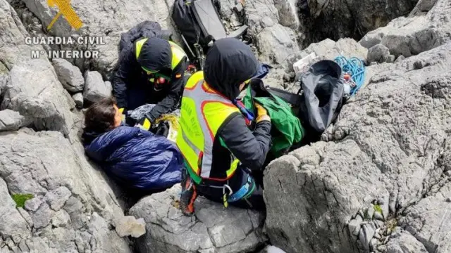 Rescate de la Guardia Civil en el pico Punta las Olas de una montañera con síntomas de hipotermia.