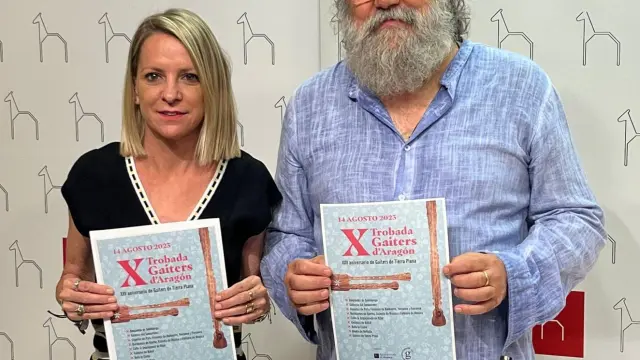 Nuria Mur y Moncho Almazán presentan el programa la décima Trobada Gaiters d' Aragón.