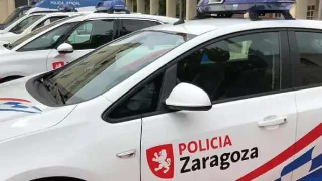 Varios coches de la Policía Local de Zaragoza.