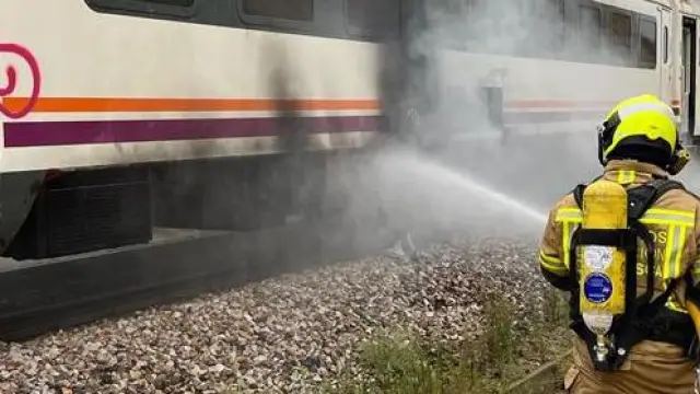 Bomberos de la Diputación de Huesca sofocando el incendio de un tren de la línea Zaragoza-Lérida.