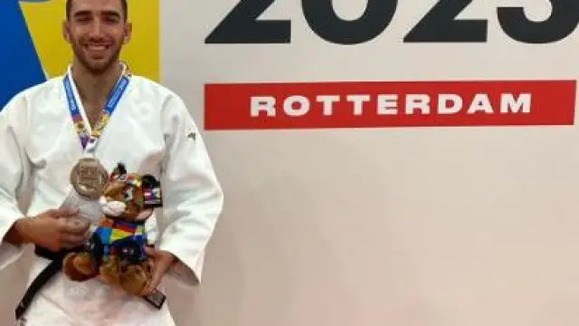 El judoca aragonés Sergio Ibáñez posa con la medalla en el Europeo de Róterdam