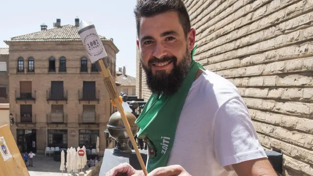 Raúl Bernal, con el cohete -personalizado con el logotipo de su pastelería Lapaca- que lanzará este miércoles para hacer estallar las Fiestas de San Lorenzo 2023.