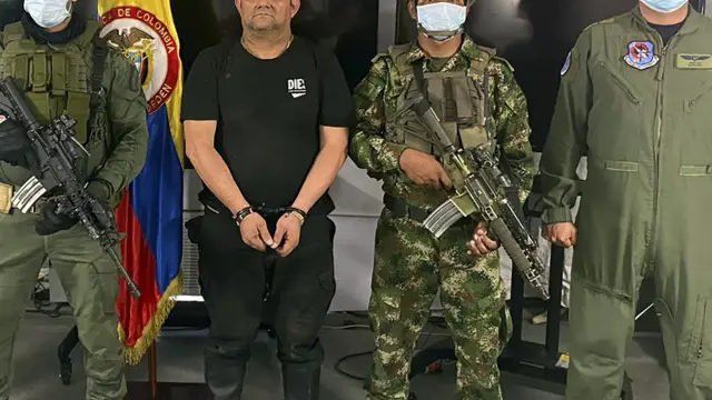 Uno de los narcotraficantes más buscados de Colombia, Dairo Antonio Usuga, alias 'Otoniel', líder del violento cartel Clan del Golfo, es presentado ante los medios en una base militar en Necoclí 23 de octubre de 2021