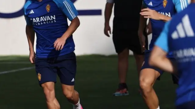 Germán Valera, con botas rosas, en su primer entrenamiento con el Real Zaragoza este miércoles.