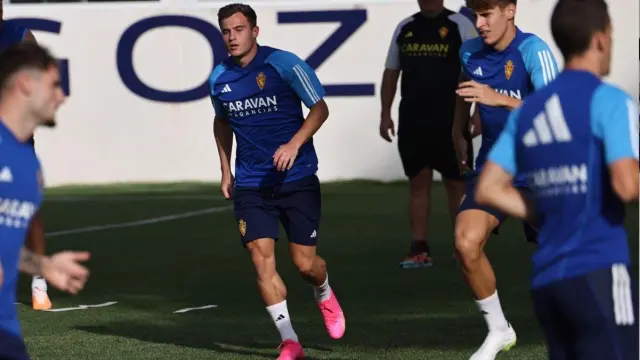 Germán Valera, con botas rosas, en su primer entrenamiento con el Real Zaragoza este miércoles.