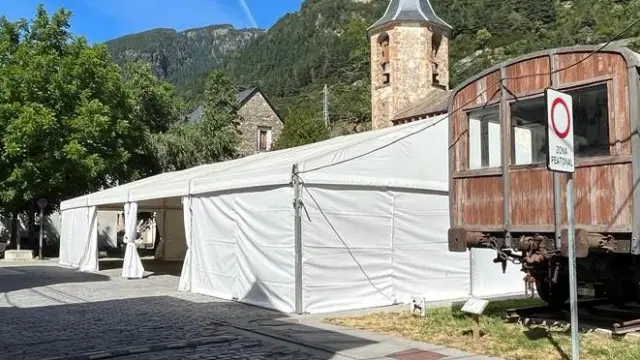 La carpa de fiestas de Canfranc Pueblo y el vagón que se va a reformar.