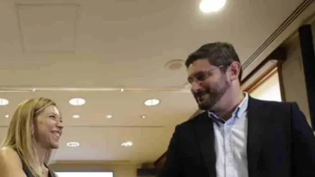 Ana Alós y Alejandro Nolasco durante la firma del acuerdo PP-Vox para gobernar en Aragón