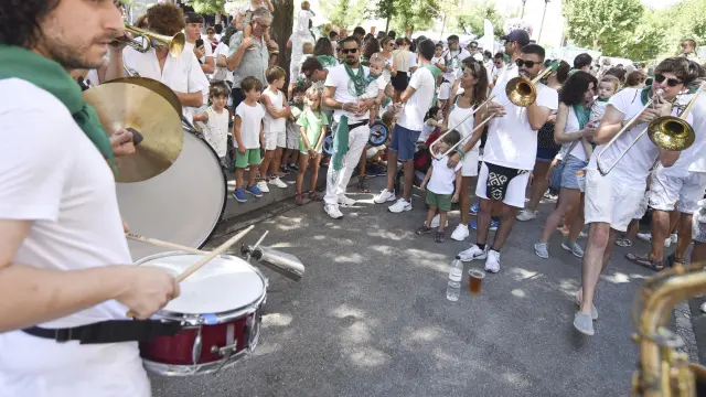 Los niños disfrutan del clima musical de la plaza Navarra.