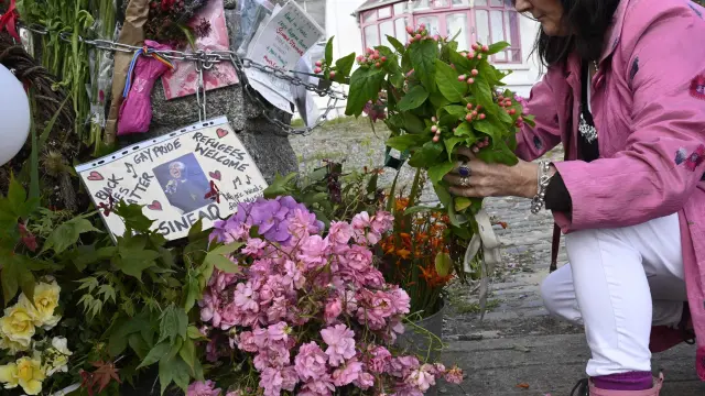 Fans le ofrecen flores a Sinead O'Connor después de su muerte.