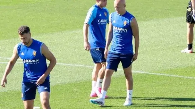 Germán Valera, detrás de Mollejo (con Bakis por delante), en un lance del entrenamiento del Real Zaragoza este viernes en La Romareda.