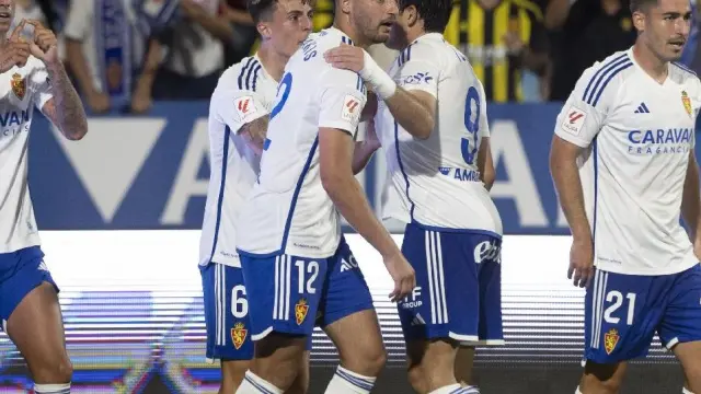 Maikel Mesa (11), Bakis (12) y Moya (21), en la celebración del gol que abrió el marcador ante el Villarreal B anteayer.