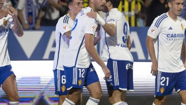 Los jugadores del Real Zaragoza celebran el 1-0 logrado por Maikel Mesa ante el Villarreal B en el minuto 56.