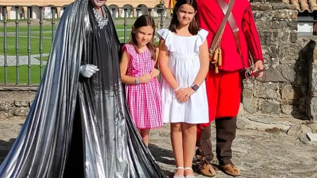 Irene y Carlota, dos niñas de Granada, con los protagonistas de la visita teatralizada 'La Memoria de la Piedra' de la Ciudadela de Jaca.
