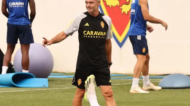 Fran Escribá, el entrenador del Real Zaragoza, ayer al inicio del entrenamiento del equipo, con gesto sonriente.