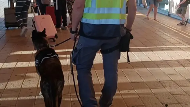 Un policía en labores de vigilancia en la estación intermodal de Huesca durante las fiestas.