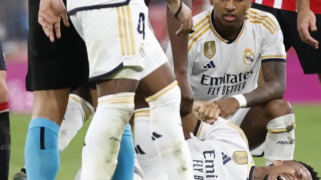 El defensa del Real Madrid Éder Militao se lamenta en el suelo, durante el partido de Liga en Primera División ante el Athletic