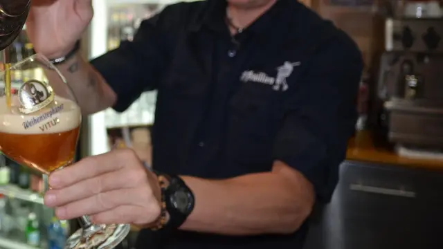 Raúl Moncho, tirando una cerveza de grifo en La Cebada