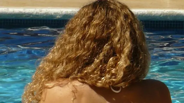 La humedad del verano puede cambiar el comportamiento de su pelo. ¿Cuál es la explicación científica?