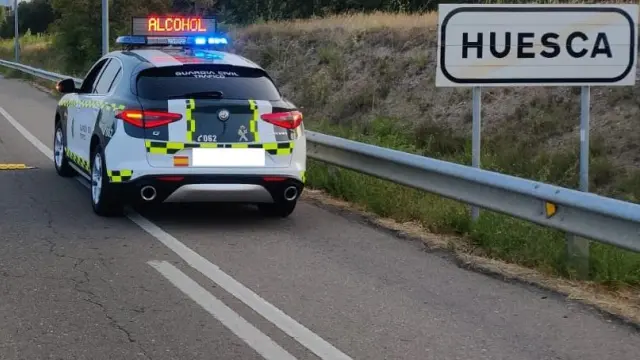 Control de la Guardia Civil en uno de los accesos a Huesca.