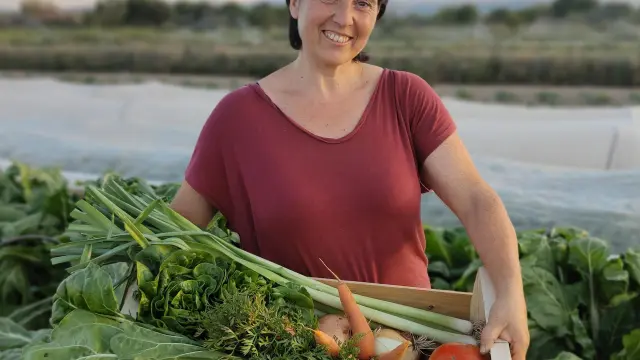 Marta Pérez, responsable de Ecolombana, con algunos de los productos ecológicos que cultiva en su finca de Tarazona.
