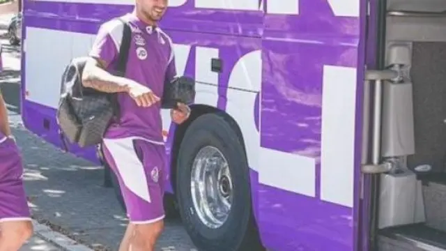 Sergio León, a la dcha., sube al autobús del Real Valladolid este jueves para desplazarse a Zaragoza a jugar el partido de la jornada 2.