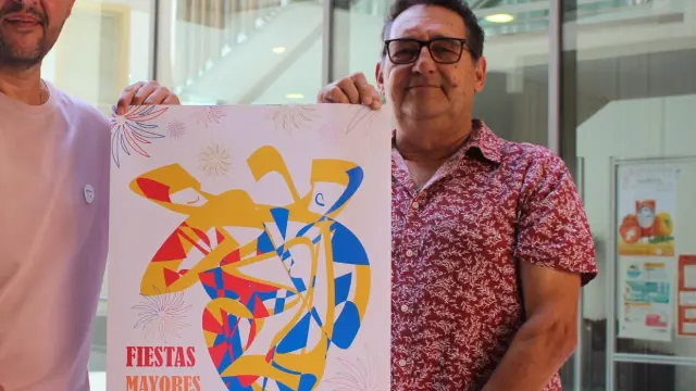 Txema Bañón, ganador del concurso presenta el cartel junto al concejal de fiestas, César Pardos
