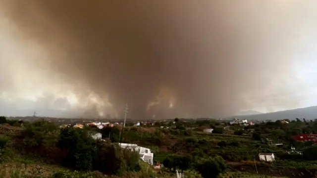 El incendio, en los alrededores de Benijos, en Tenerife.