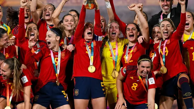 las jugadoras de la selección española celebran su triunfo en Sídney.