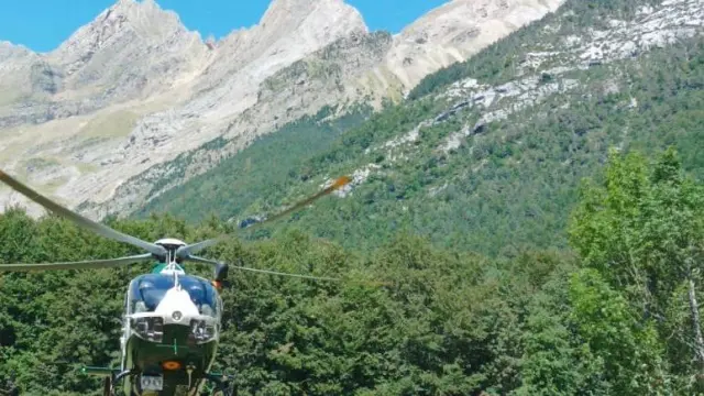 Intervención del helicóptero de la Guardia Civil para un rescate en ibón de Marboré, en Bielsa.