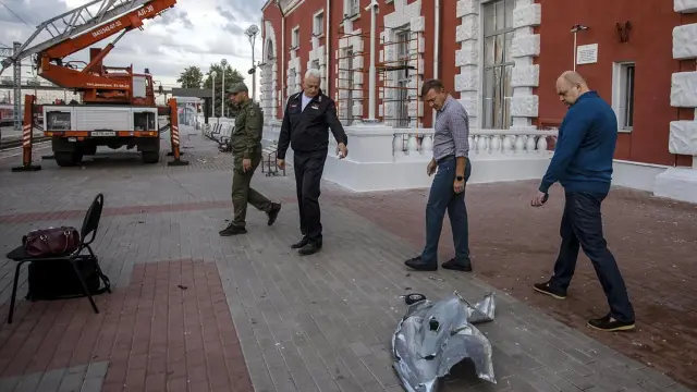 Daños producidos en la estación de Kursk, donde impactaron varios fragmentos de uno de los drones ucranianos.