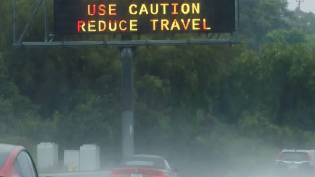 Un letrero luminoso alerta a los conductores de la peligrosidad de la tormenta, este domingo en California.