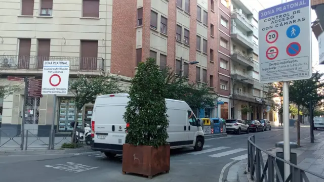 Imagen de uno de los accesos a la zona peatonal de Huesca, vigilado con cámaras.