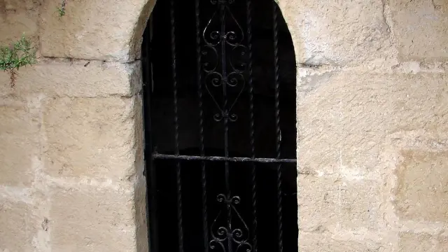 Portada gótica de la fuente vieja de Fuendetodos.