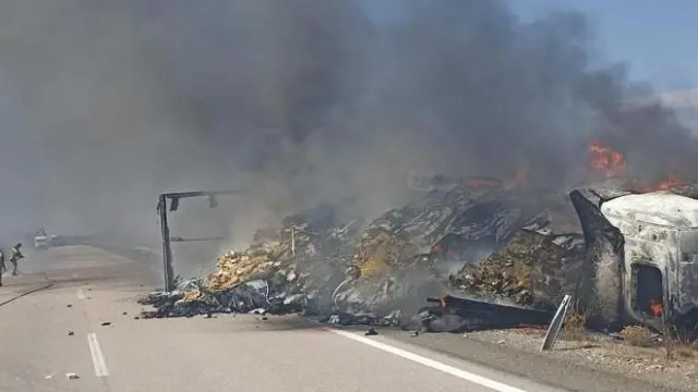 El incendio de un camión accidentado a cortado uno de los dos sentidos de circulación en Sarrión.