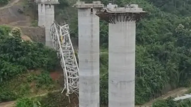 Derrumbe de un puente en el estado de Mizoram, en el noreste de la India.