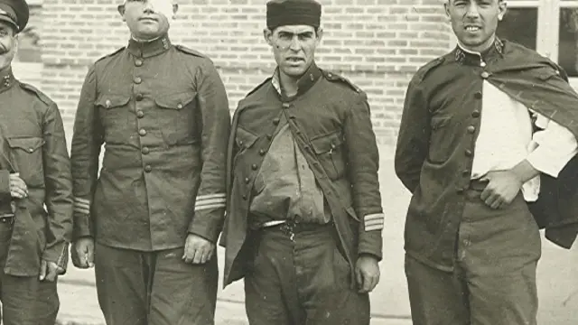 El sargento Ascoz, segundo por la izquierda, con la cabeza todavía vendada.