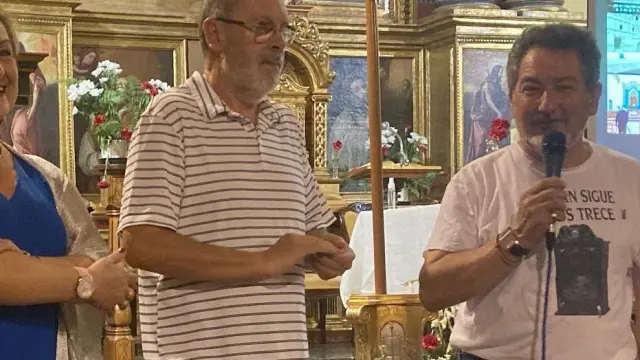 El alcalde de Sabiñán, Ignacio Marcuello, presenta los dos vídeos a los vecinos del pueblo en lña iglesia de San Pedro.