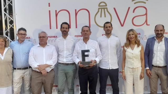 Galardonados con el Trofeo Ferma junto a autoridades y los empresarios que han participado en la mesa de Ferma Innova.