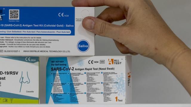 Diferentes tipos de test de antígenos, en la Farmacia Valdespartera de Zaragoza.