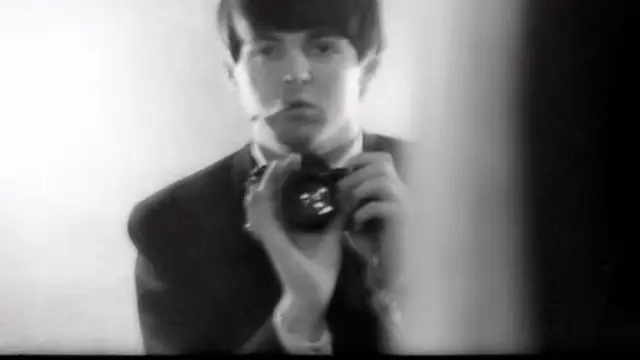 Autorretrato de Paul McCartney, incluido en el libro de fotografías.