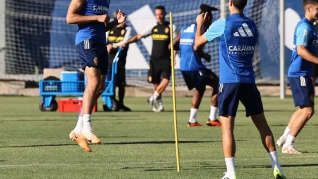 Sinan Bakis cabecea un balón en el entrenamiento de este lunes en la Ciudad Deportiva.
