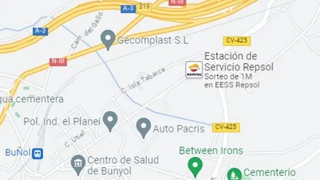 Imagen de la zona en la que se ha producido el vuelco del camión cargado de toros, kilómetro 320 de la A-3 a su paso por Buñol (Valencia)