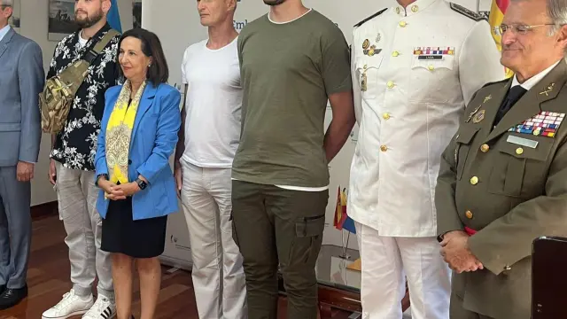 La ministra Margaira Robles, junto a tres militares ucranianos heridos y el general Juan Antonio Lara, director del Hospital Militar de Zaragoza.