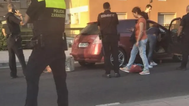 El coche del detenido, de color rojo, quedó situado en contradirección en el paseo de la Ribera.