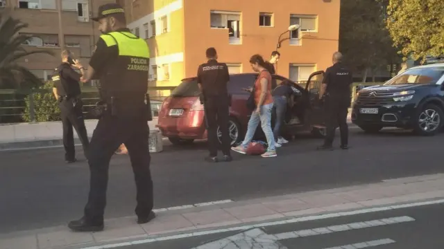 El coche del detenido, de color rojo, quedó situado en contradirección en el paseo de la Ribera.