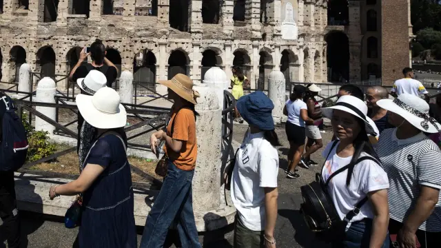 Decenas de turistas pasan ante el Coliseo de Roma, afectado por una plaga las ratas.