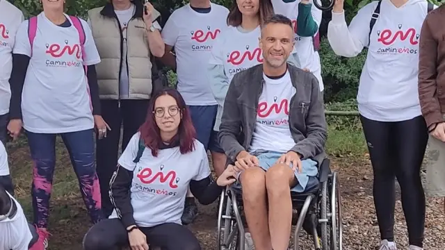 Miembros de la Asociación Oscense de Esclerosis Múltiple, durante una caminata de sensibilización por Huesca.