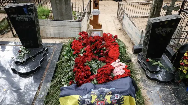 Los visitantes se encuentran cerca de la tumba del fundador y jefe del grupo PMC Wagner, Yevgeny Prigozhin, en el cementerio de Porokhov en San Petersburgo, Rusia.